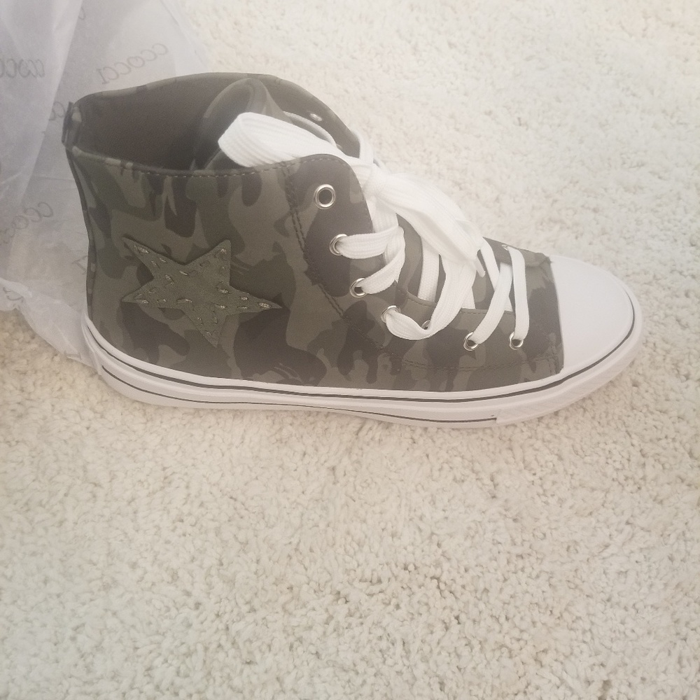 Camouflage high top sneakers